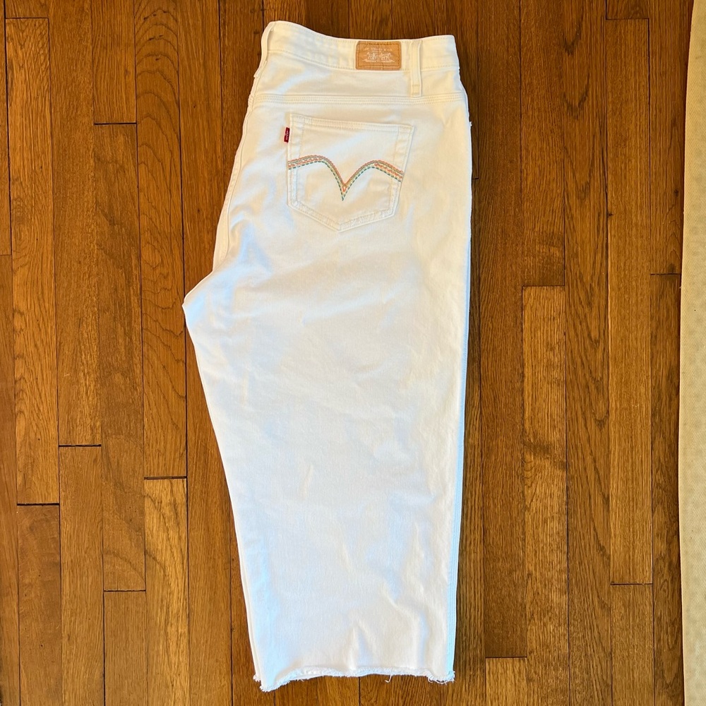 Levi’s 515 Capri White with colorful stitching size 22 EUC